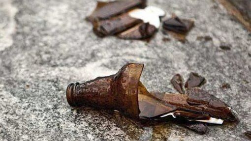 Nichelino, vandali in azione: sfasciati bidoni della spazzatura e rotte bottiglie di vetro Nichelino, vandali in azione: sfasciati bidoni della spazzatura e rotte bottiglie di vetro