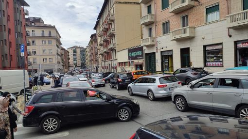 Ingorgo e clacson all'ora di punta: traffico “infernale” nel sabato di Porta Palazzo