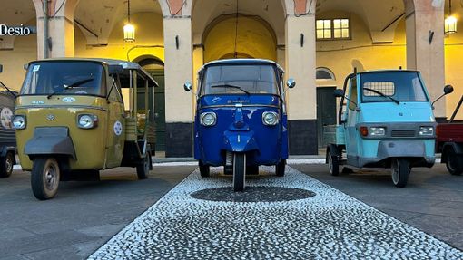 Uno sciame di APE a Chieri: il primo raduno storico per celebrare il tre ruote più famosa al Mondo Uno sciame di APE a Chieri: il primo raduno storico per celebrare il tre ruote più famosa al Mondo