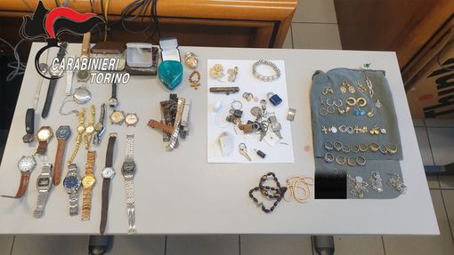 Compravano, fondevano e rivendevano l'oro rubato: quattro persone nei guai tra Torino e Alessandria Compravano, fondevano e rivendevano l'oro rubato: quattro persone nei guai tra Torino e Alessandria