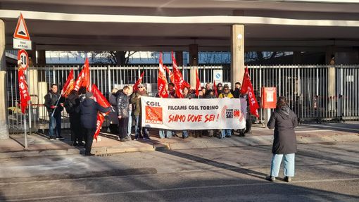 manifestazione di protesta con striscioni manifestazione di protesta con striscioni