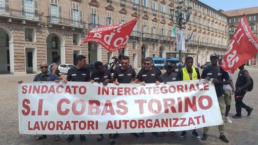 Protesta davanti alla Prefettura Protesta davanti alla Prefettura