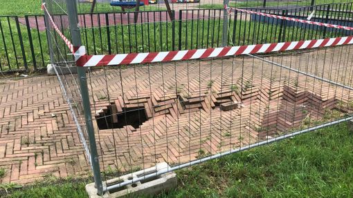 Parella, una buca pericolosa nei giardini di via Mosso spaventa i residenti