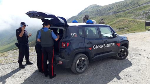 Controlli anche sulla strada più alta d'Europa: cinque denunce per guida sotto effetto di droga o senza patente Controlli anche sulla strada più alta d'Europa: cinque denunce per guida sotto effetto di droga o senza patente