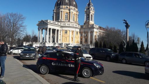 Furti nelle auto parcheggiate davanti alla basilica di Superga, due sinti arrestati a San Mauro dopo un lungo inseguimento