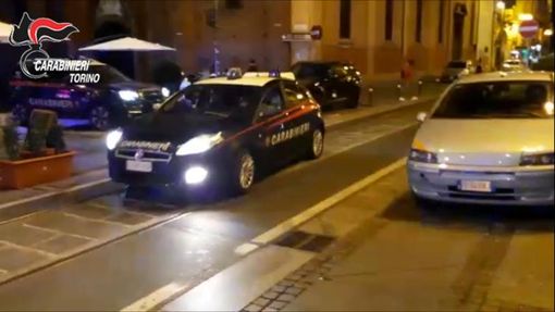 La droga viaggiava sul taxi, dentro una valigia con 50 chili di hashish: tre arresti [VIDEO]