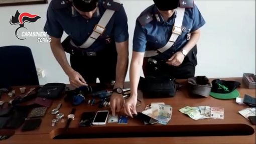 Furti nella notte approfittando della gente che dorme: sgominata una banda specializzata, tre arresti [VIDEO]