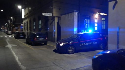 Deruba e picchia due persone sul treno Torino-Ivrea