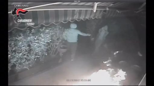 Raid incendiario contro un ristorante di Rivoli, tre persone indagate dai carabinieri