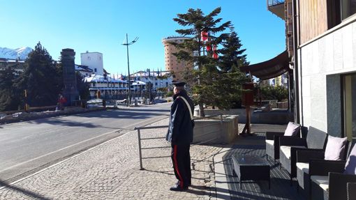 Sestriere, rubano arredamento in una stanza d’albergo: denunciati