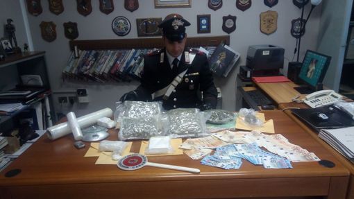 Venaria, i carabinieri scoprono droga in buste sottovuoto per passare i controlli in aeroporto