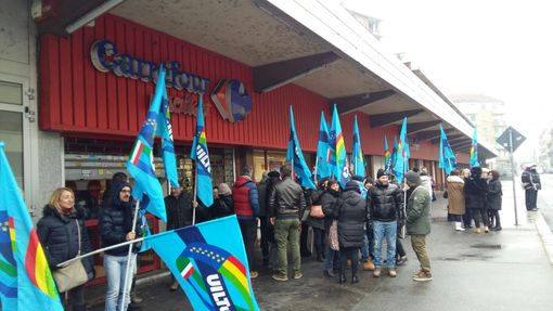 "Carrefour privilegia il lavoro precario a quello stabile": sciopero e presidio dei lavoratori in via Chiesa della Salute a Torino "Carrefour privilegia il lavoro precario a quello stabile": sciopero e presidio dei lavoratori in via Chiesa della Salute a Torino