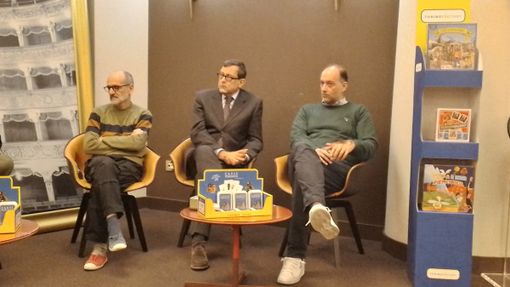 Persone sedute a un tavolo Persone sedute a un tavolo