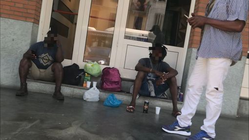 Accampamento clochard fuori dalla McFit di corso Giulio Cesare: “Degrado più assoluto” Accampamento clochard fuori dalla McFit di corso Giulio Cesare: “Degrado più assoluto”