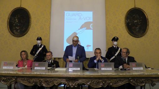 tavolata di persone sedute per una celebrazione tavolata di persone sedute per una celebrazione