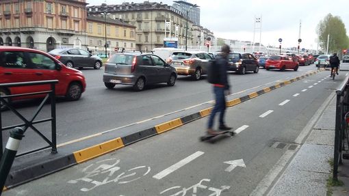 Cuscini berlinesi e banchine: più sicurezza per le piste ciclabili di piazza Statuto