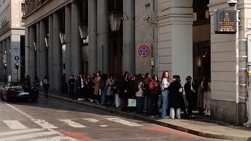 Coda senza fine in via Roma: ressa per l'apertura (a tempo) del negozio Shein Coda senza fine in via Roma: ressa per l'apertura (a tempo) del negozio Shein