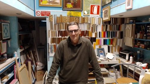 Rinaldo Bognier, dietro il bancone del negozio storico del quartiere Santa Rita Rinaldo Bognier, dietro il bancone del negozio storico del quartiere Santa Rita