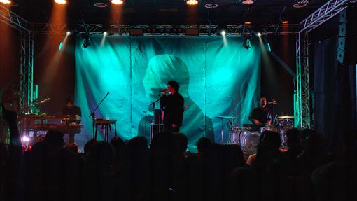 Indie, cantautorato, rap, punk, dance e non solo: lo “spaccageneri” Tutti Fenomeni infiamma l'Hiroshima