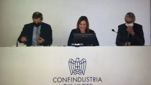 Tre persone sedute al tavolo di Confindustria Canavese