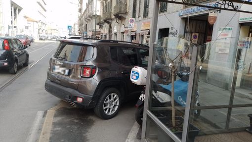 Ciclabile a ostacoli: a Torino è ancora difficile la convivenza tra le automobili e le biciclette [FOTO]