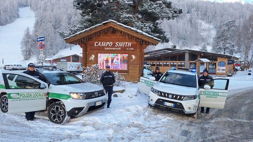Auto della Polizia Municipale con la neve