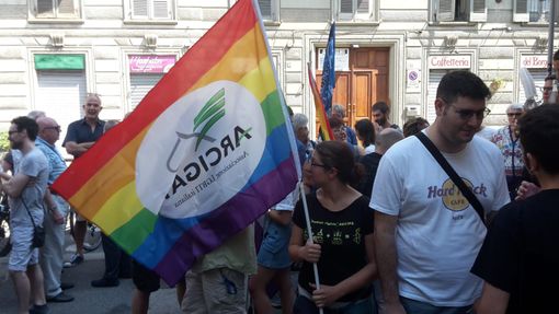 Contro l'omofobia, a San Salvario un segno rosso sangue impresso nella memoria