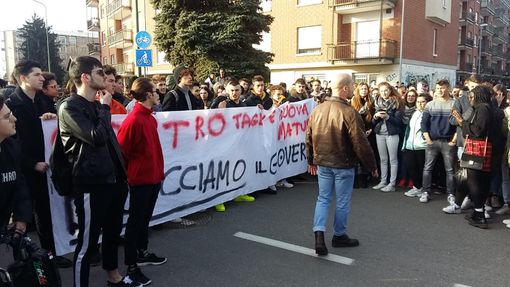 "Più cancellini, meno Salvini": studenti in piazza a Pinerolo [FOTO E VIDEO]