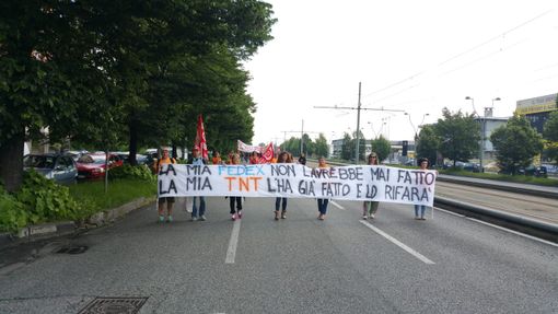 Corteo dei dipendenti Tnt e Fedex: traffico in tilt in corso Giulio Cesare (VIDEO)