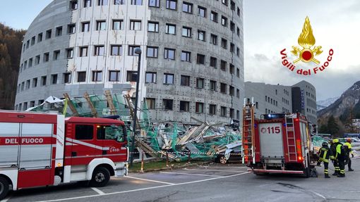 Bardonecchia, crolla un ponteggio nel residence davanti a Campo Smith: soccorsi tre operai, si cercano altri feriti