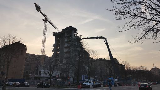 abbattimento ex centro congressi