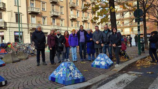 dissuasori 'artistici' in piazza paravia dissuasori 'artistici' in piazza paravia