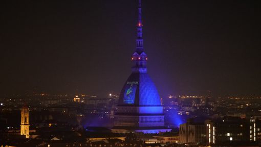 Atp Finals, Iren omaggia Djokovic: l’immagine di Nole proiettata sulla Mole Atp Finals, Iren omaggia Djokovic: l’immagine di Nole proiettata sulla Mole