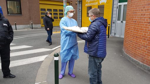 La solidarietà ai tempi del coronavirus: taxisti torinesi portano negli ospedali colazioni donate da alcune pasticcerie