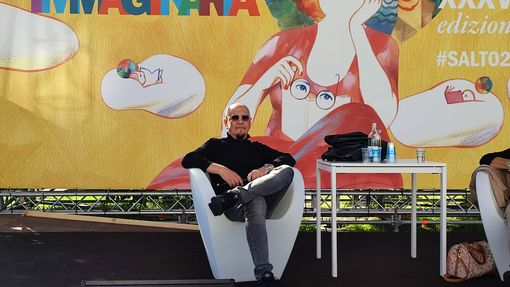 Le “40 Vite” di Enrico Ruggeri al Salone: “Amo quelli che stanno dalla parte sbagliata”