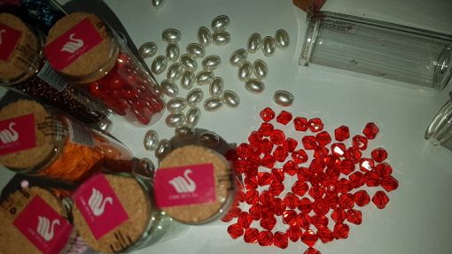 Cristalli che imitavano Swarovski e giocattoli pericolosi: nei guai un imprenditore cinese