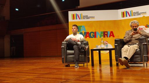 Al Salone del Libro Fedez si schiera con la Palestina: &quot;A Gaza è in atto un genocidio&quot;