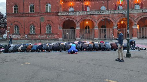 Cultura, preghiera e cena condivisa, ad Aurora è tornata la festa di fine Ramadan della Moschea Taiba Cultura, preghiera e cena condivisa, ad Aurora è tornata la festa di fine Ramadan della Moschea Taiba