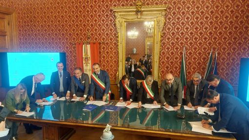 Firmato il Protocollo per potenziamento dei collegamenti tra Savona, Torino e Cuneo Firmato il Protocollo per potenziamento dei collegamenti tra Savona, Torino e Cuneo