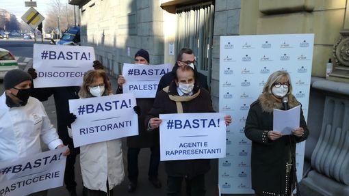 Flash mob commercianti davanti a sede Ascom