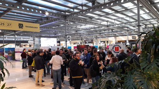 Panino al volo davanti all'ufficio, il flash mob dei dipendenti Msc per chiedere più flessibilità [FOTO]