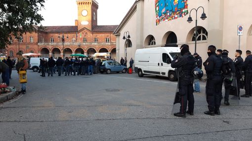 No al trasferimento del suk, tensioni tra Polizia e venditori abusivi a Borgo Dora