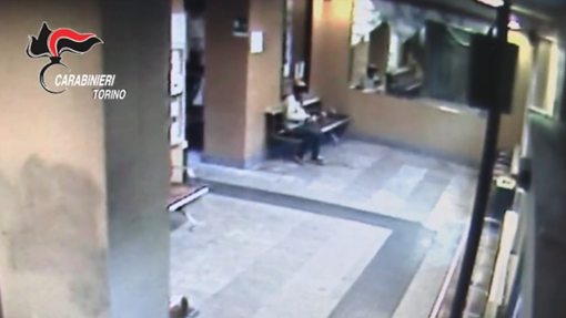 Rubava nelle sale d'attesa delle stazioni ferroviarie: un 31enne di Oulx nei guai (VIDEO)