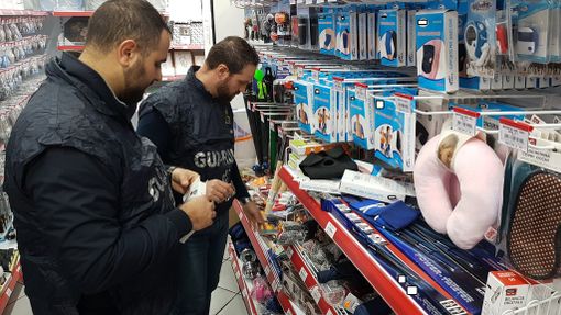 Blitz all'emporio cinese: sequestrati 200mila prodotti pericolosi. Anche giocattori e articoli sanitari