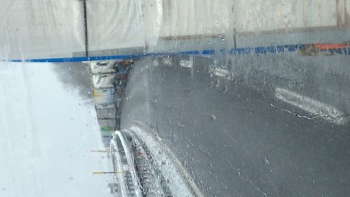 Una colonna di camion lunga 5-6 chilometri ferma sull'A32 del Frejus, complici neve e ghiaccio