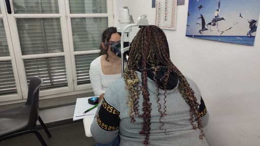 controllo della vista a un paziente da parte di un medico controllo della vista a un paziente da parte di un medico