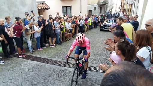 L'arrivo del Giro colora di rosa le strade di Pinerolo L'arrivo del Giro colora di rosa le strade di Pinerolo