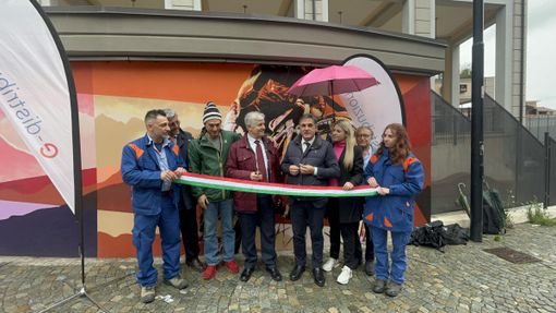 taglio del nastro della cabina in rosa