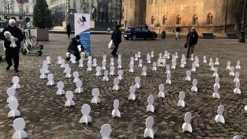 teste bianche di cartone davanti alla Prefettura di Torino