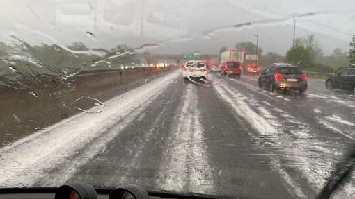 Grandinata sulla tangenziale Nord di Torino, all'uscita per Caselle. Foto di Valentina Vassia pubblicata dalla pagina FB "Centro Meteo Piemonte" Grandinata sulla tangenziale Nord di Torino, all'uscita per Caselle. Foto di Valentina Vassia pubblicata dalla pagina FB "Centro Meteo Piemonte"